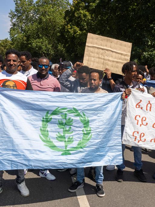 Teilnehmer der Gegendemonstration des Eritrea-Festivals in Gießen auf dem Weg durch die Innenstadt.