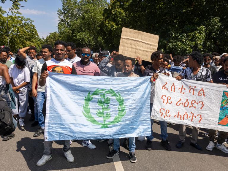 Teilnehmer der Gegendemonstration des Eritrea-Festivals in Gießen auf dem Weg durch die Innenstadt.