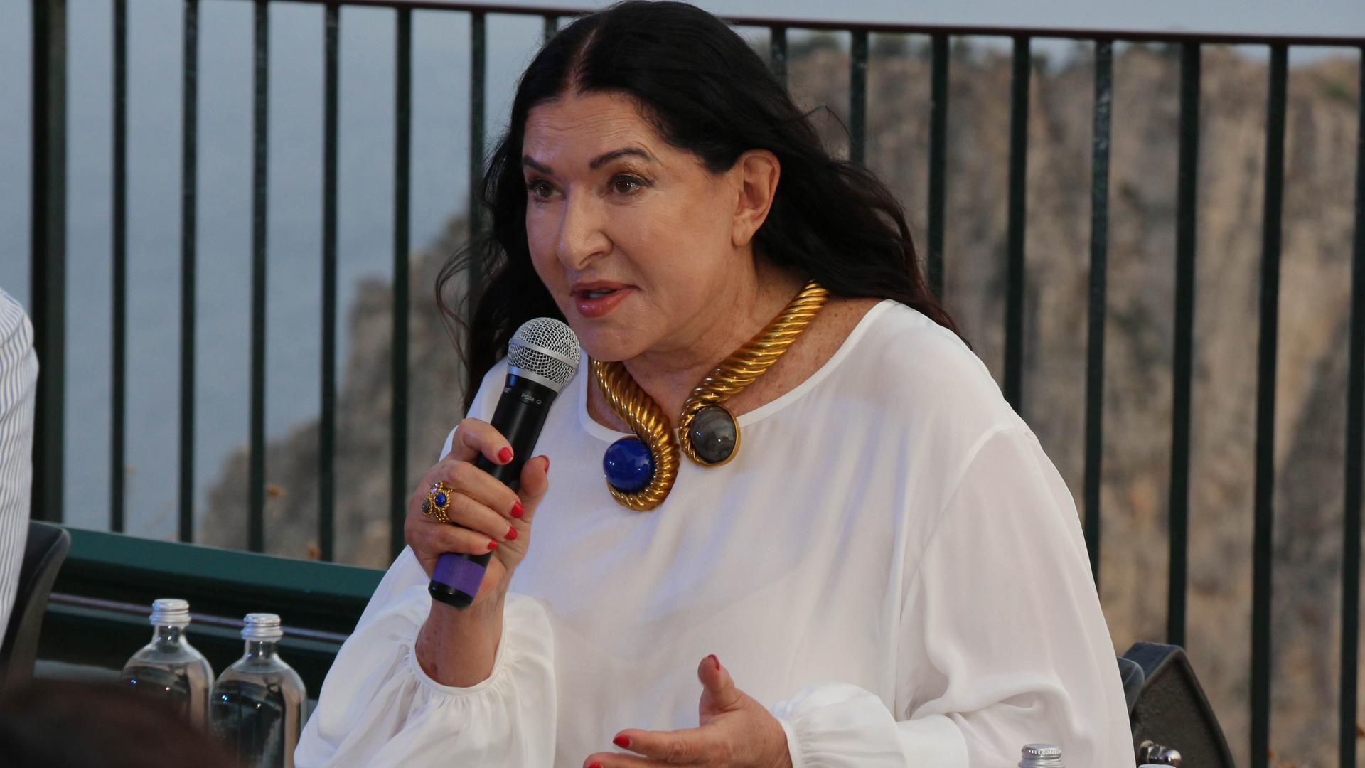 Performance-Künstlerin Marina Abramovic auf der Insel Capri: Auf der Terrasse von Capri mit Blick auf die Faraglioni hielt sie eine öffentliche Veranstaltung mit dem Titel "Breathing rocks" (Atmende Felsen) und sprach über Juwelen, Felsen und Energie.