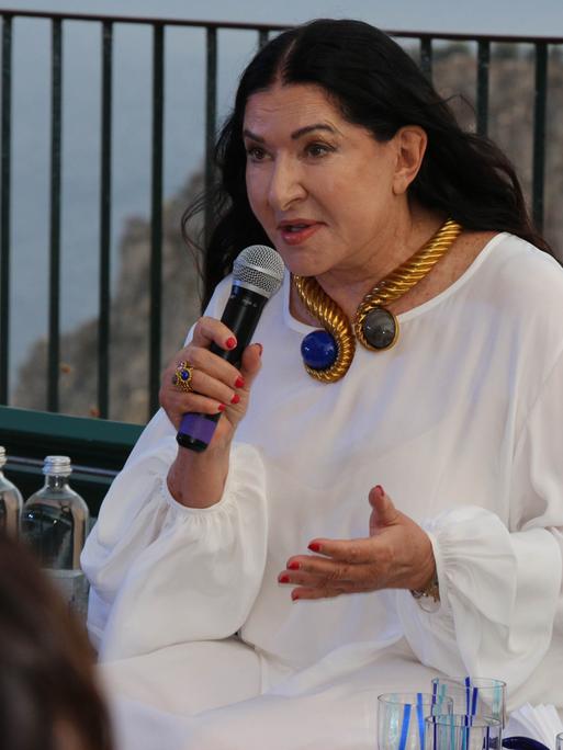 Performance-Künstlerin Marina Abramovic auf der Insel Capri: Auf der Terrasse von Capri mit Blick auf die Faraglioni hielt sie eine öffentliche Veranstaltung mit dem Titel "Breathing rocks" (Atmende Felsen) und sprach über Juwelen, Felsen und Energie.