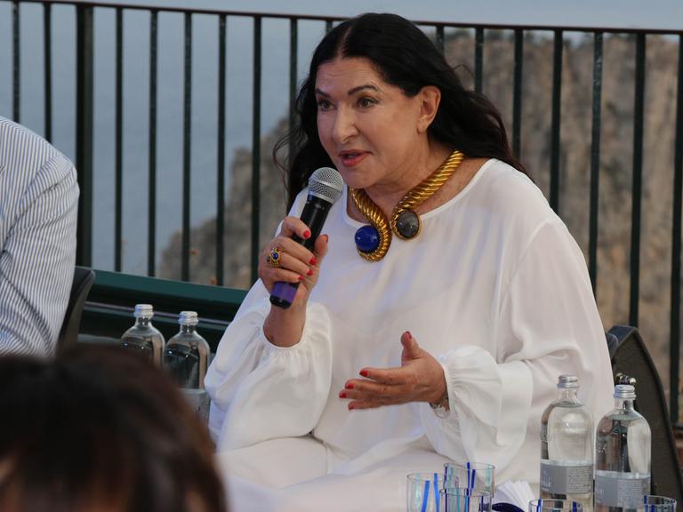 Performance-Künstlerin Marina Abramovic auf der Insel Capri: Auf der Terrasse von Capri mit Blick auf die Faraglioni hielt sie eine öffentliche Veranstaltung mit dem Titel "Breathing rocks" (Atmende Felsen) und sprach über Juwelen, Felsen und Energie.