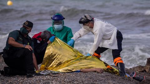Medizinisches Personal versorgt am Strand von Ceuta Menschen, die von Marokko herübergeschwommen waren. 
