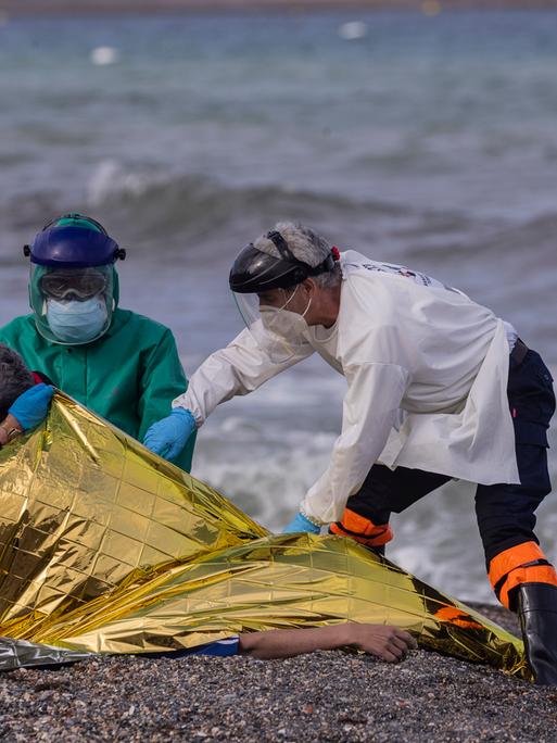 Medizinisches Personal versorgt am Strand von Ceuta Menschen, die von Marokko herübergeschwommen waren. Medizinisches Personal versorgt am Strand von Ceuta Menschen, die von Marokko herübergeschwommen waren.