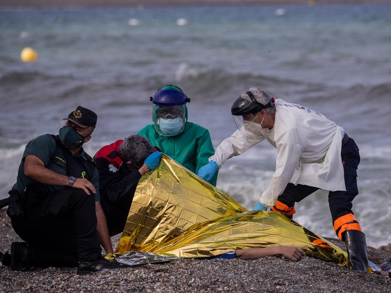 Medizinisches Personal versorgt am Strand von Ceuta Menschen, die von Marokko herübergeschwommen waren. Medizinisches Personal versorgt am Strand von Ceuta Menschen, die von Marokko herübergeschwommen waren.