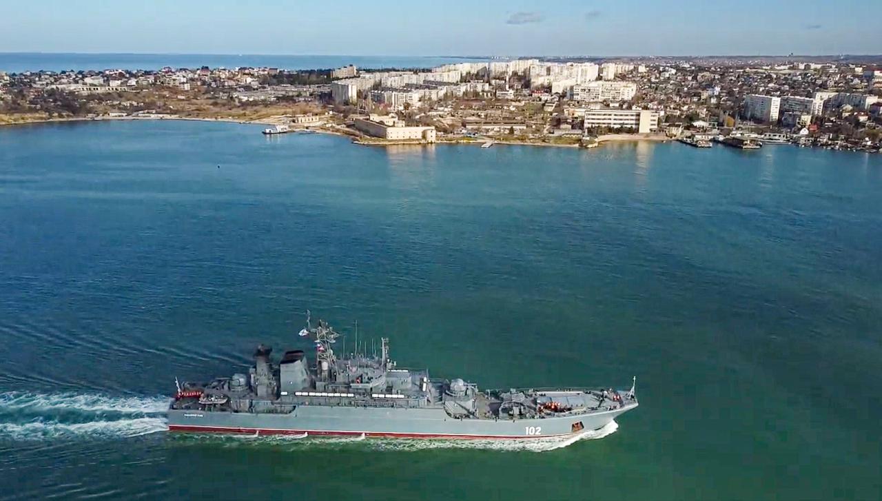 Sewastopol: Auf diesem vom Pressedienst des russischen Verteidigungsministeriums veröffentlichten Foto läuft das amphibische Angriffsschiff "Kaliningrad" der russischen Marine in den Hafen von Sewastopol auf der Krim ein.