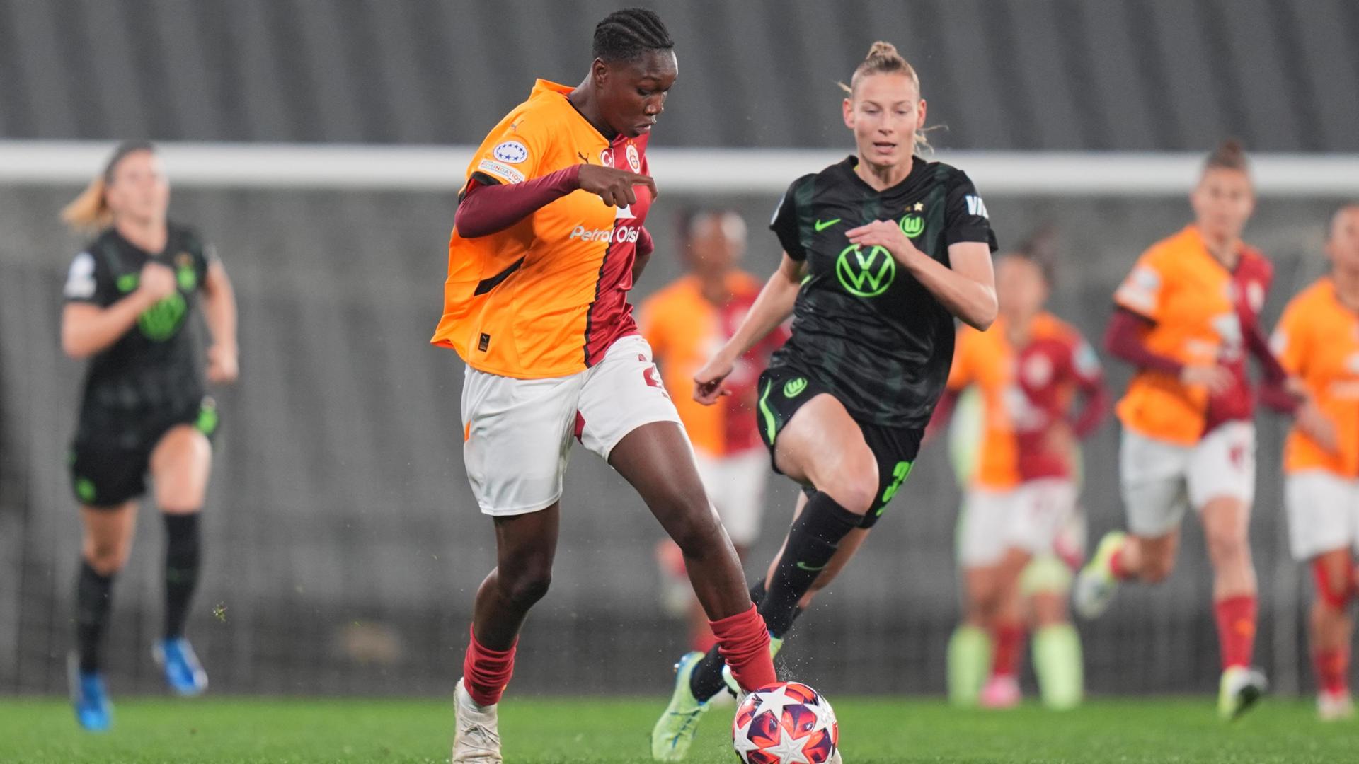 Malado Diallo (l.) von Galatasaray und Sarai Linder (r.) vom VfLWolfsburg kämpfen um den Ball.