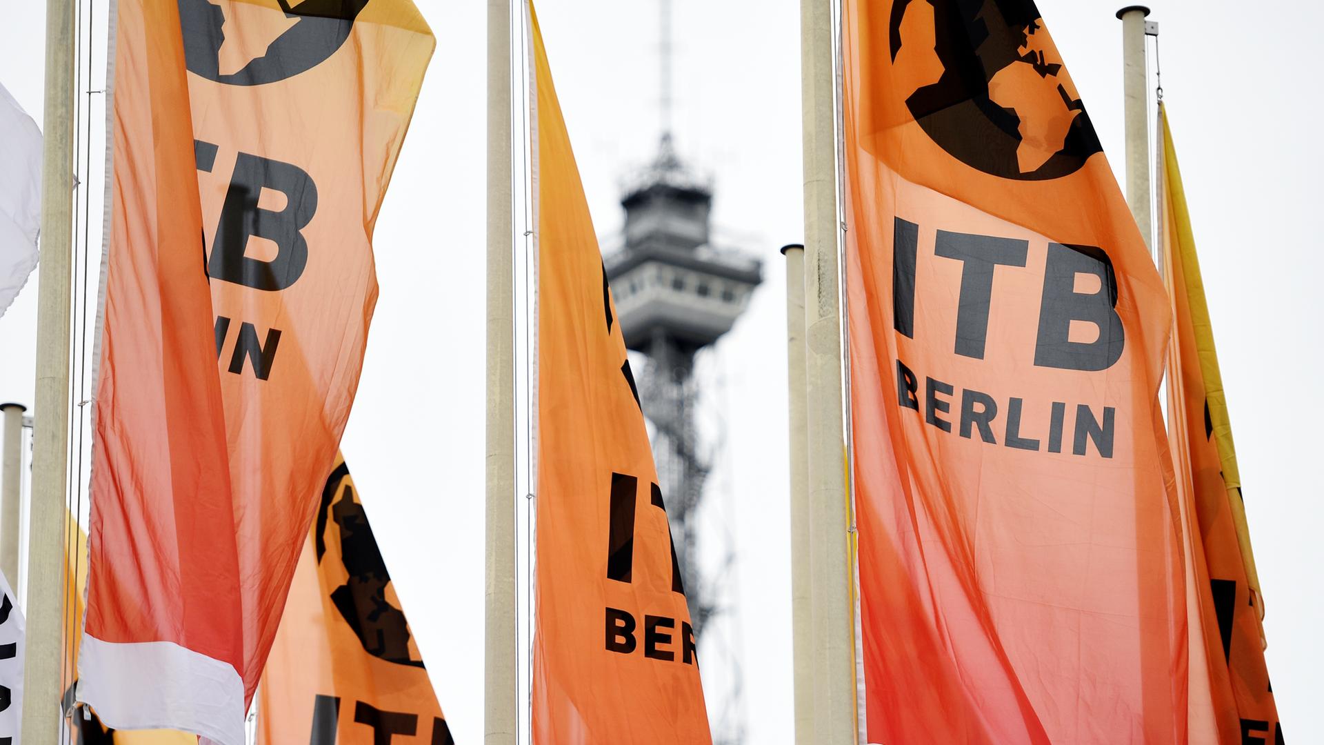 Flaggen mit dem Logo der ITB wehen vor Beginn der Internationalen Reisemesse vor dem Funkturm. (Bild von 2017) 