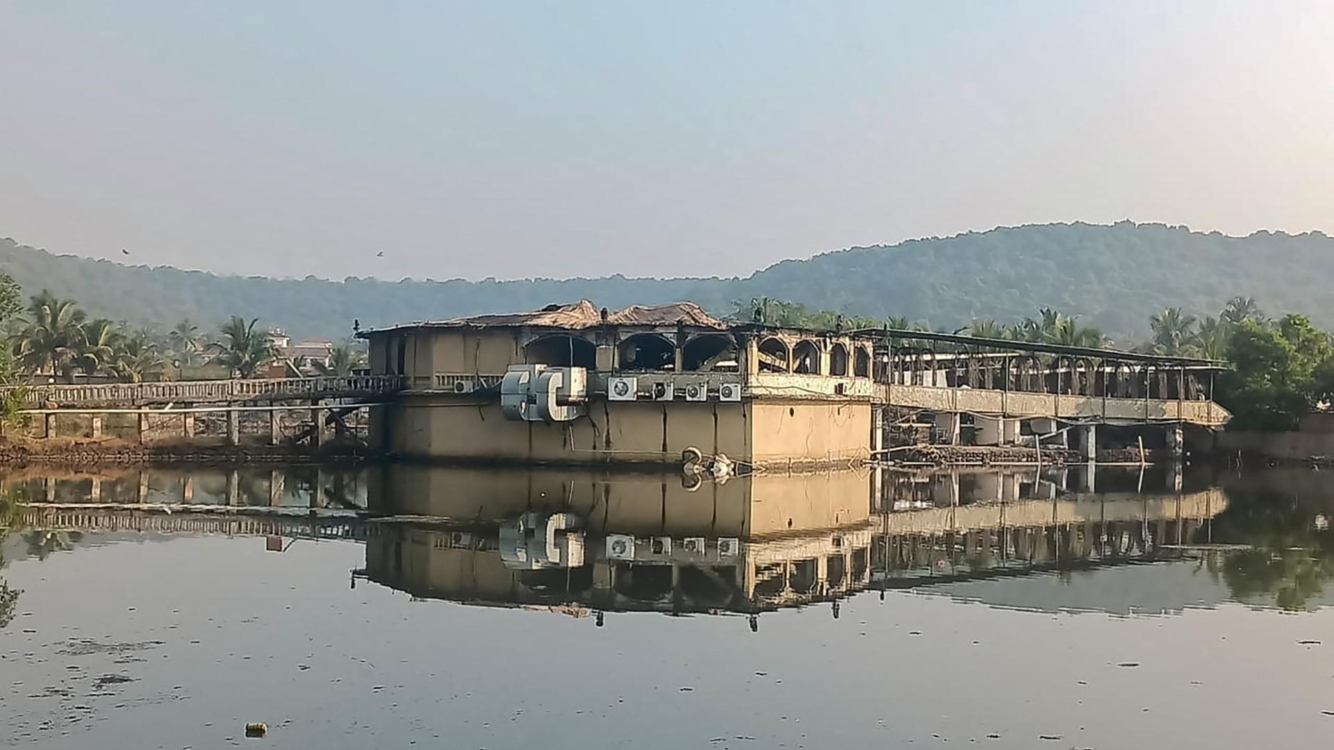 Ein Gebäude, das ins Wasser gebaut wurde - es ist der Club in Goa in Indien. Er stand in der Nacht zum Sonntag in Flammen. Ein Gebäude, das ins Wasser gebaut wurde - es ist der Club in Goa in Indien. Er stand in der Nacht zum Sonntag in Flammen.