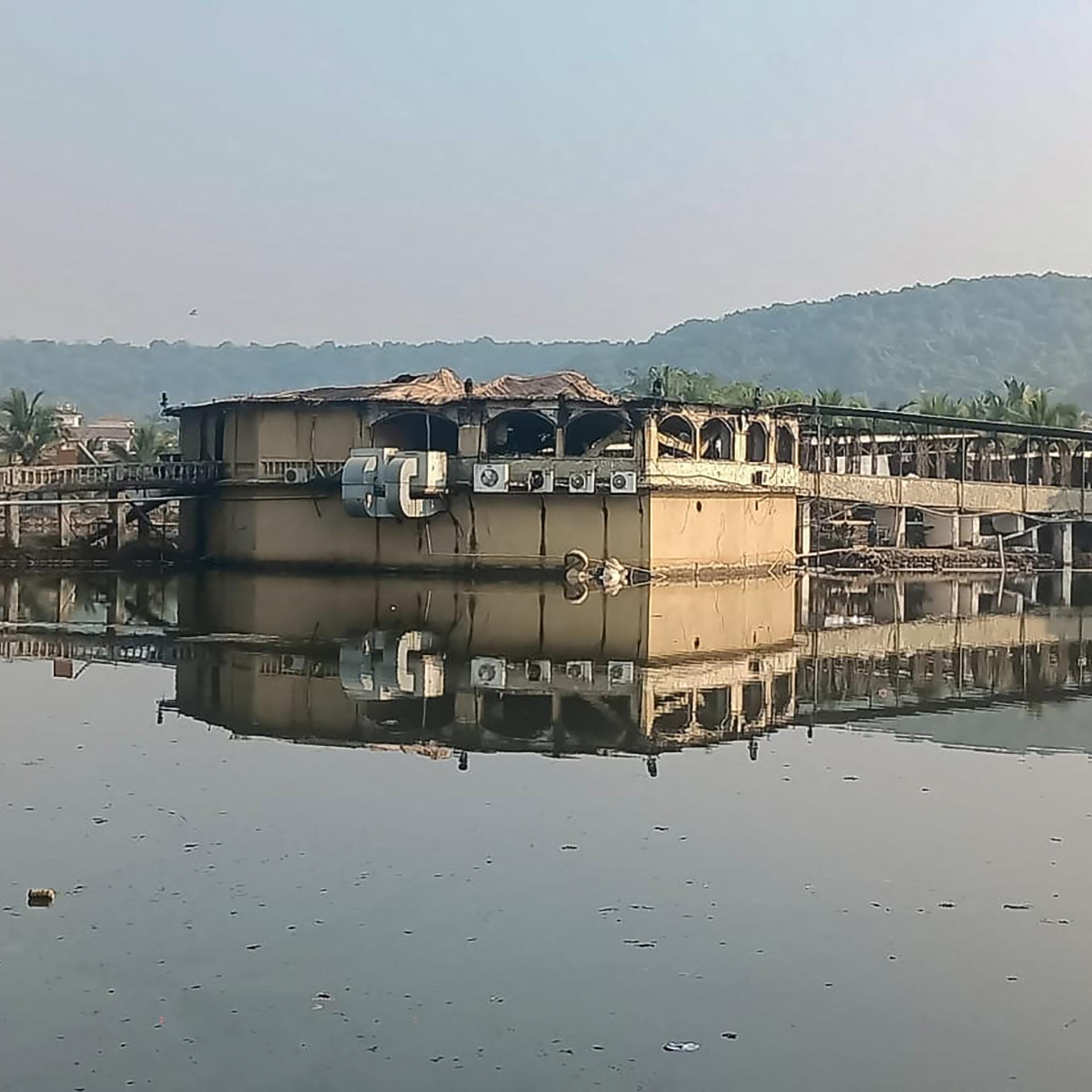 Ein Gebäude, das ins Wasser gebaut wurde - es ist der Club in Goa in Indien. Er stand in der Nacht zum Sonntag in Flammen. 