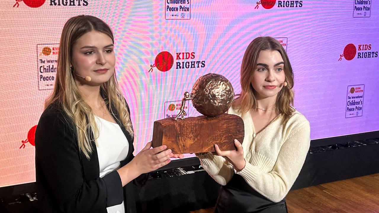 Anastasia Feskowa (l) und Sofia Tereschtchenko (r) mit dem Kinder-Friedenspreis. Anastasia Feskowa (l) und Sofia Tereschtchenko (r) mit dem Kinder-Friedenspreis.