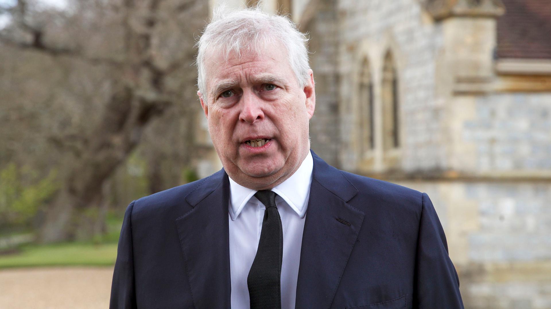 Prinz Andrew steht draußen und spricht am 11. April 2021 vor der Royal Chapel of All Saints in Windsor. (picture alliance / ASSOCIATED PRESS / Steve Parsons)