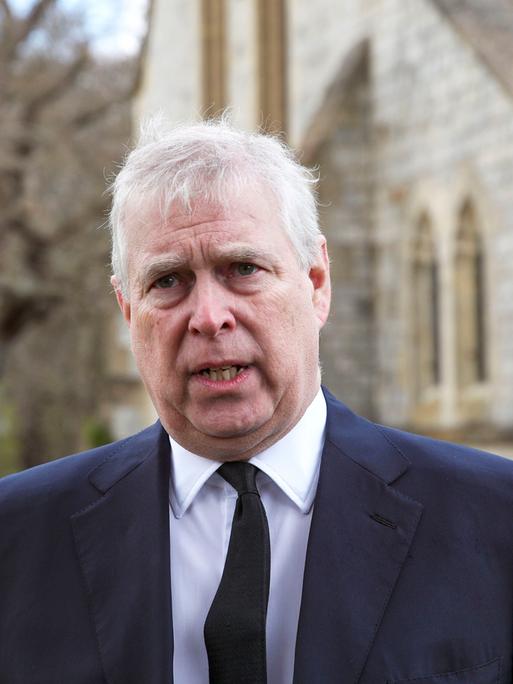 Prinz Andrew steht draußen und spricht am 11. April 2021 vor der Royal Chapel of All Saints in Windsor. (picture alliance / ASSOCIATED PRESS / Steve Parsons)