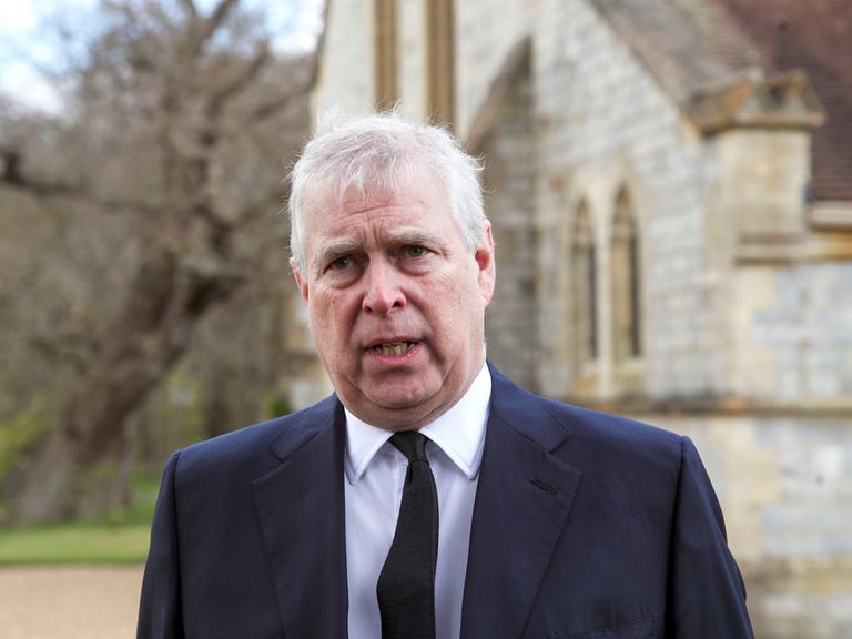 Prinz Andrew steht draußen und spricht am 11. April 2021 vor der Royal Chapel of All Saints in Windsor. (picture alliance / ASSOCIATED PRESS / Steve Parsons)