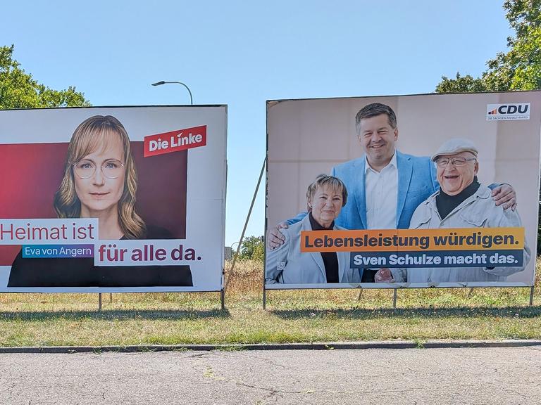 Wahlplakate der Parteien Die Linke und CDU stehen in Halle an der Saale (Sachsen-Anhalt) nebeneinander