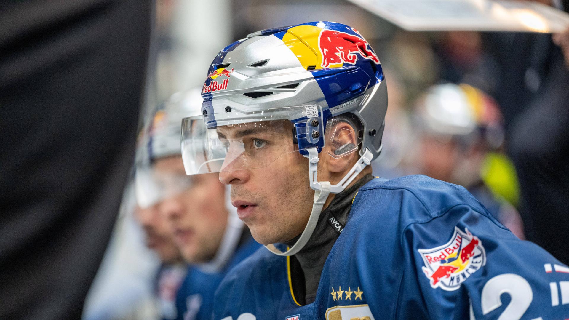 Ein Eishockey-Spieler trägt neben seiner normalen Spielausrüstung eine graue Halskrause. Ein Eishockey-Spieler trägt neben seiner normalen Spielausrüstung eine graue Halskrause.