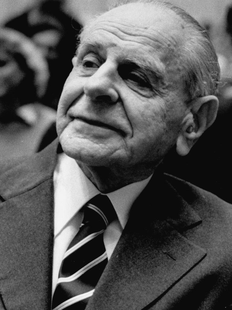 Karl Popper sitzt im Publikum einer Veranstaltung und hört aufmerksam zu