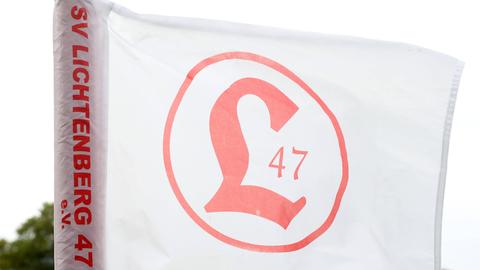 Eckfahne mit dem Wappen des SV Lichtenberg 47 im Berliner Hans-Zoschke-Stadion