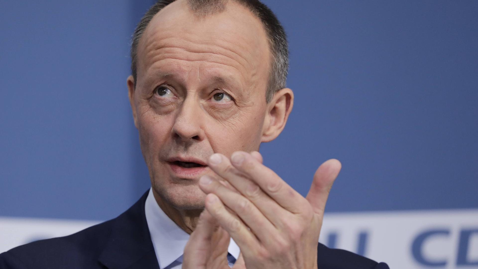 Friedrich Merz bei der CDU-Pressekonferenz zur Auszählung der Mitgliederbefragung anlässlich der Wahl des Parteivorsitzenden. Er applaudiert sich selbst. Friedrich Merz bei der CDU-Pressekonferenz zur Auszählung der Mitgliederbefragung anlässlich der Wahl des Parteivorsitzenden. Er applaudiert sich selbst.