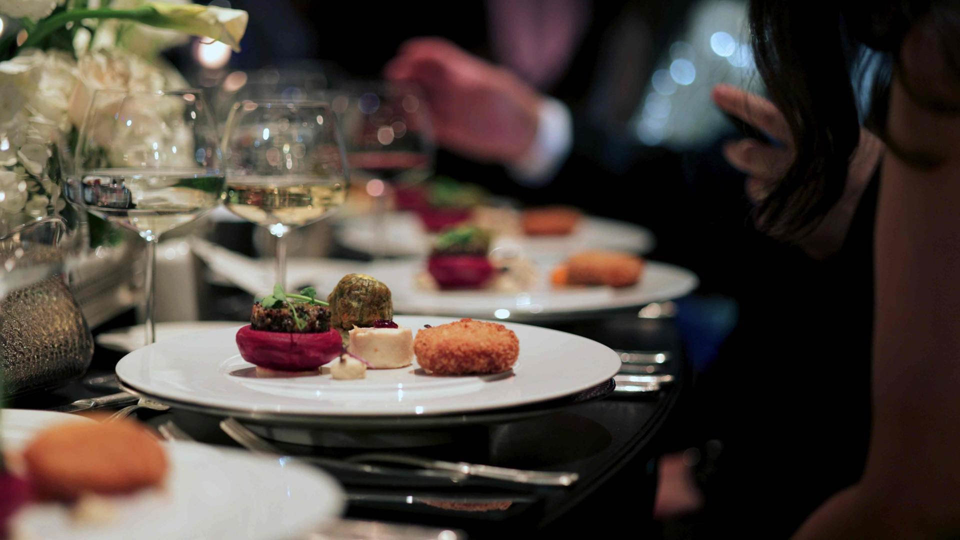 Fine Dining: Ein Restauranttisch mit noblen Delikatessen.