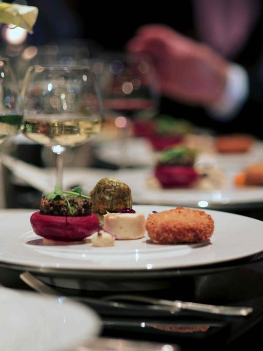 Fine Dining: Ein Restauranttisch mit noblen Delikatessen. Fine Dining: Ein Restauranttisch mit noblen Delikatessen.