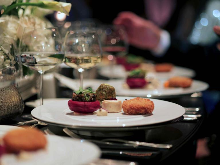 Fine Dining: Ein Restauranttisch mit noblen Delikatessen. Fine Dining: Ein Restauranttisch mit noblen Delikatessen.