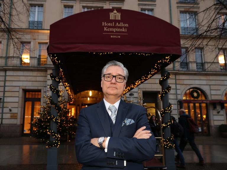 Felix Adlon steht vor dem Hotel Adlon, Dezember 2022.