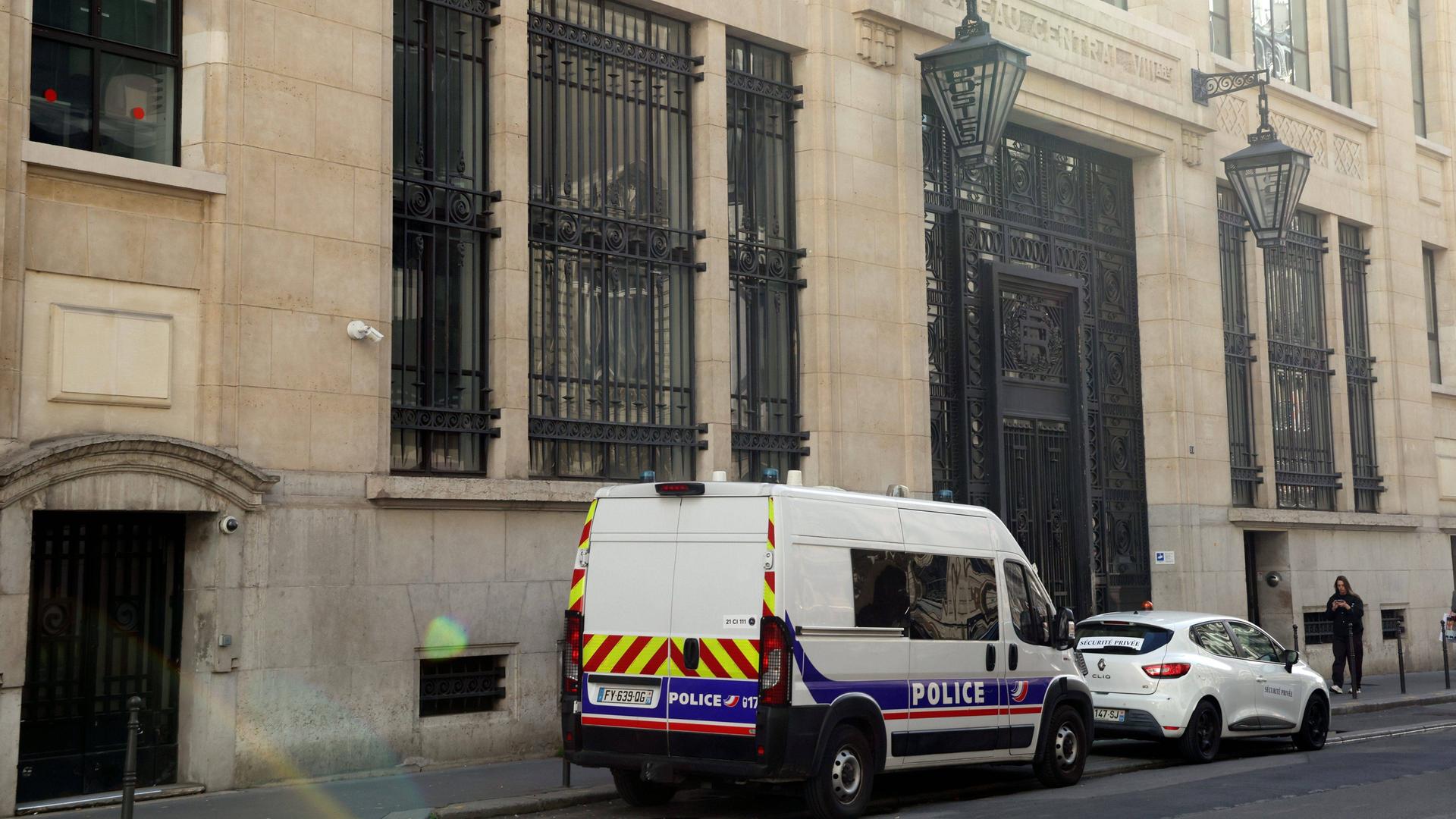 Vor dem Gebäude der Bank of America in Paris stehen Polizeifahrzeuge.