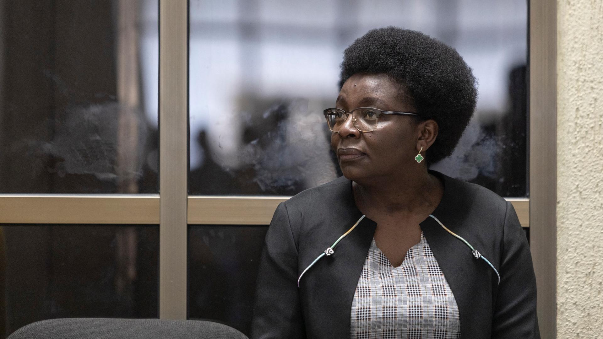Die ruandische Oppositionspolitikerin Ingabire sitzt im März 2024 in Kigali in einem Gerichtssaal.