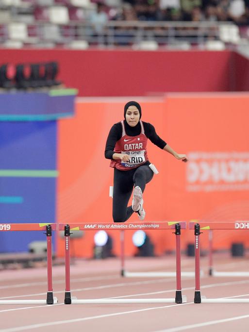 Die Hürdenläuferin Mariam  Farid aus Katar auf der Laufbahn