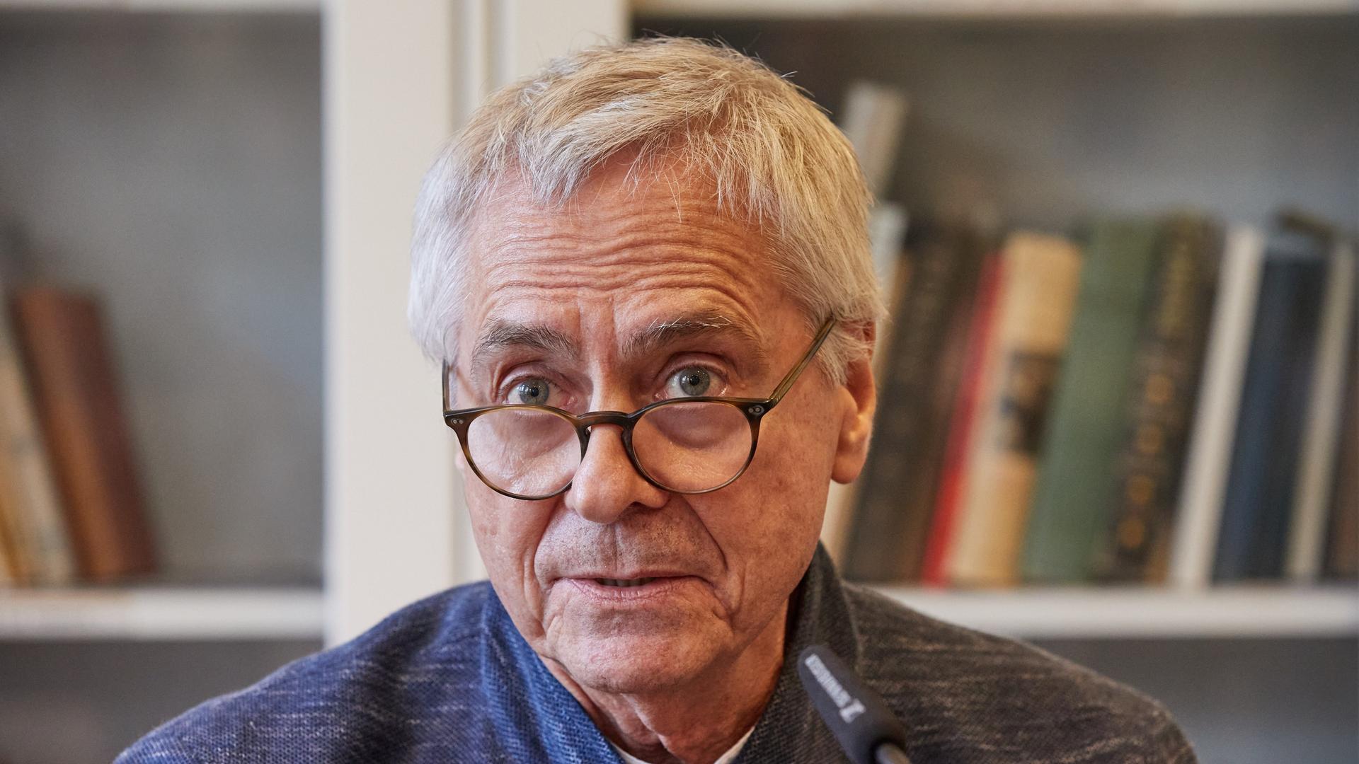 John Neumeier im Porträt mit Brille. John Neumeier im Porträt mit Brille.