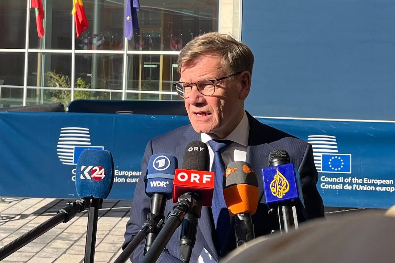 Johann Wadephul spricht vor einem Gebäude in Mikrofone zahlreicher Medien.