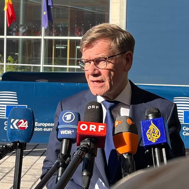 Luxemburg: Bundesaußenminister Johann Wadephul (CDU) spricht zu den Medien vor dem Treffen mit seinen EU-Amtskollegen.