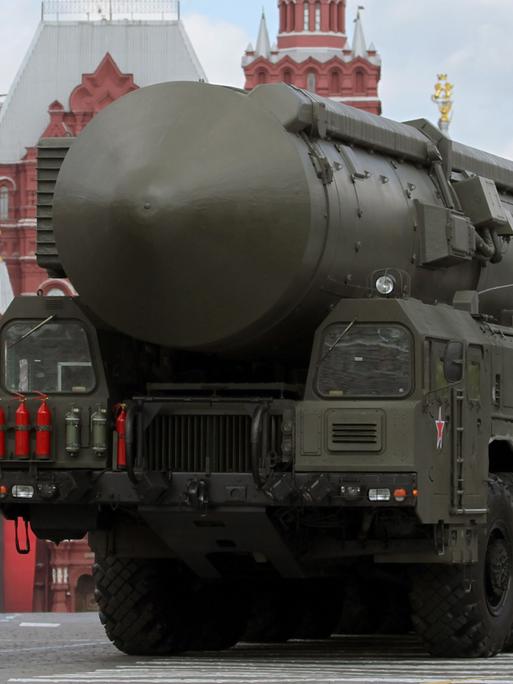 Eine strategische russische Atomrakete vom Typ Topol-M bei einer Militärparade zum Tag des Sieges.