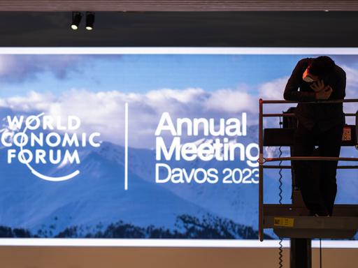 Ein Arbeiter nimmt beim Weltwirtschaftsforum in Davos die letzten Vorbereitungen vor. 