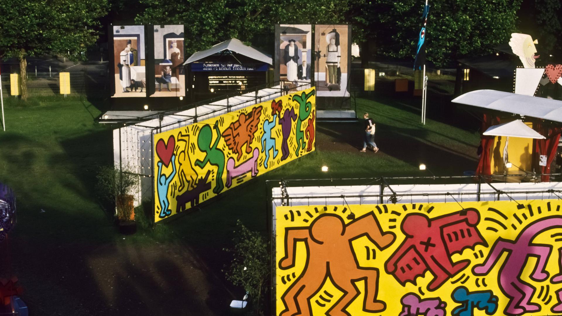 Der Vergnügungspark Luna-Luna von Andre Heller, mit Fahrgeschäften von Keith Haring u.a im Jahr 1987. 