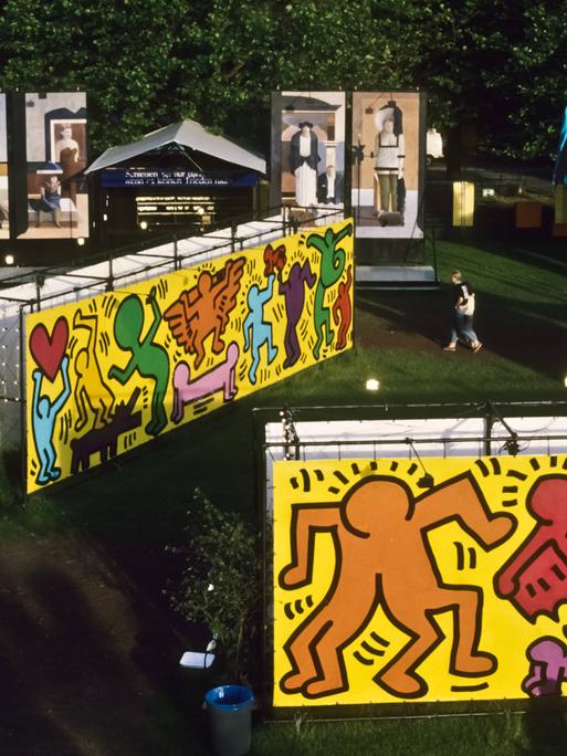 Der Vergnügungspark Luna-Luna von Andre Heller, mit Fahrgeschäften von Keith Haring u.a im Jahr 1987. 