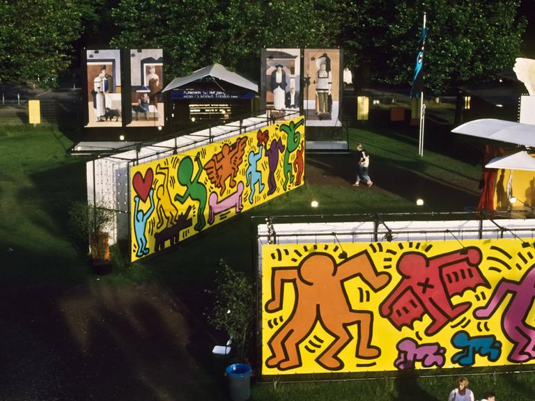 Der Vergnügungspark Luna-Luna von Andre Heller, mit Fahrgeschäften von Keith Haring u.a im Jahr 1987. 