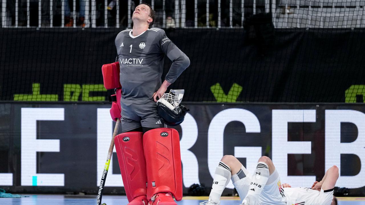 Ein deutscher Hockey-Torwart schaut enttäuscht, ein Spieler liegt auf dem Boden.