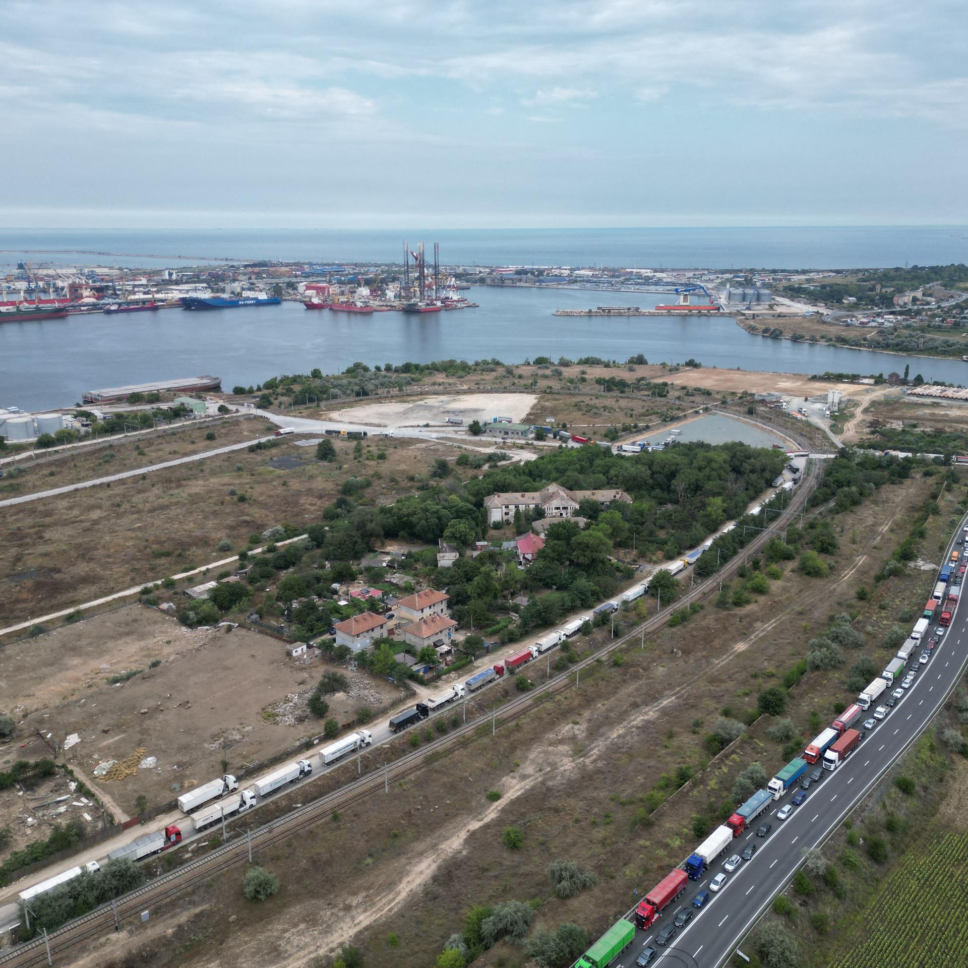 Blick über den Frachthafen von Constanta in Rumänien. Am rechten Bildrand eine lange Schlange mit wartenden Lkw's.