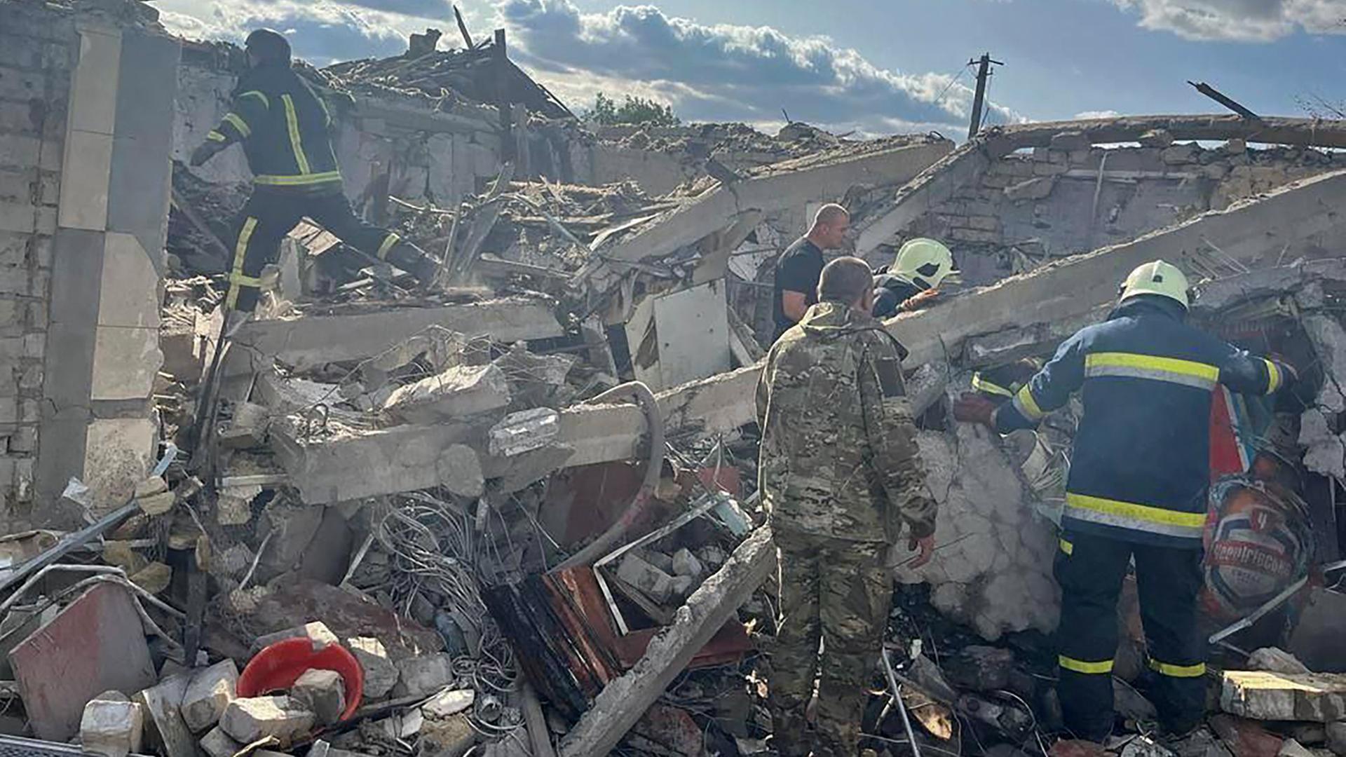 Auf diesem vom Pressebüro des ukrainischen Präsidenten zur Verfügung gestellten Foto suchen Rettungskräfte nach Opfern eines russischen Raketenangriffs, bei dem nach Angaben der Regierung in Kiew mindestens 47 Menschen in dem Dorf Hroza in der Nähe von Charkiw getötet wurden.