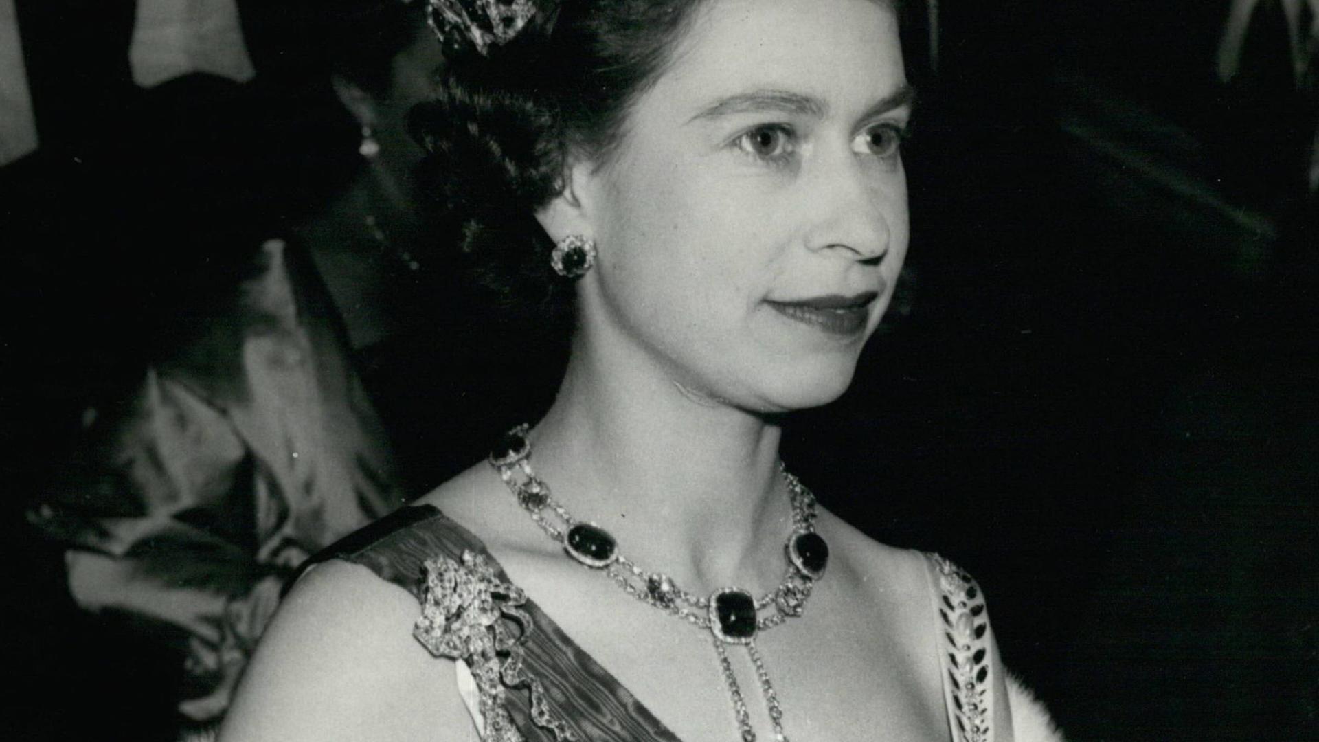 Elizabeth II. beim Staatsbesuch in Paris, 04.04.1957