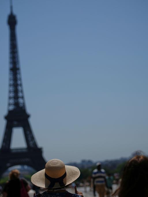 Menschen betrachten den Eiffelturm am Trocadero-Platz während einer Hitzewelle in Paris.