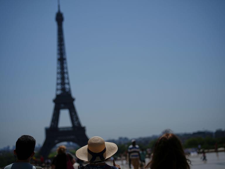 Menschen betrachten den Eiffelturm am Trocadero-Platz während einer Hitzewelle in Paris.