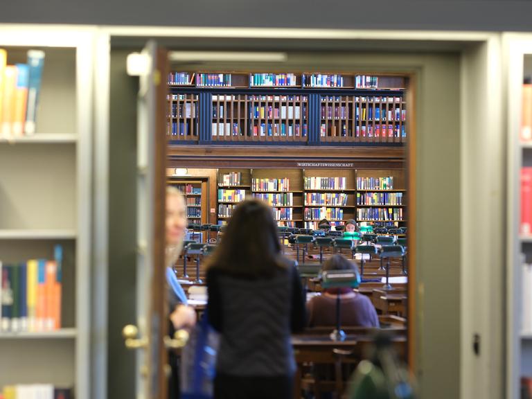 Blick in den Lesesaal der Deutschen Nationalbibliothek.
