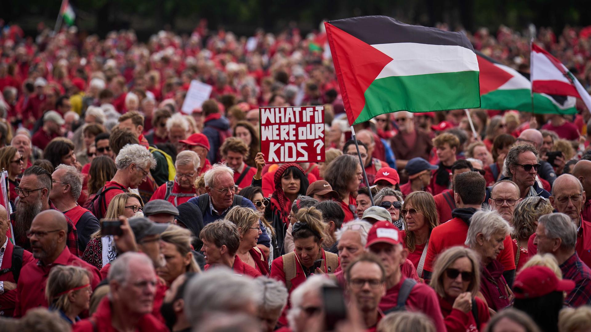In Den Haag protestieren rot gekleidete Demonstranten gegen die Politik gegenüber Israel. Auf einem Plakat steht geschrieben «What if it were our kids?». In Den Haag protestieren rot gekleidete Demonstranten gegen die Politik gegenüber Israel. Auf einem Plakat steht geschrieben «What if it were our kids?».