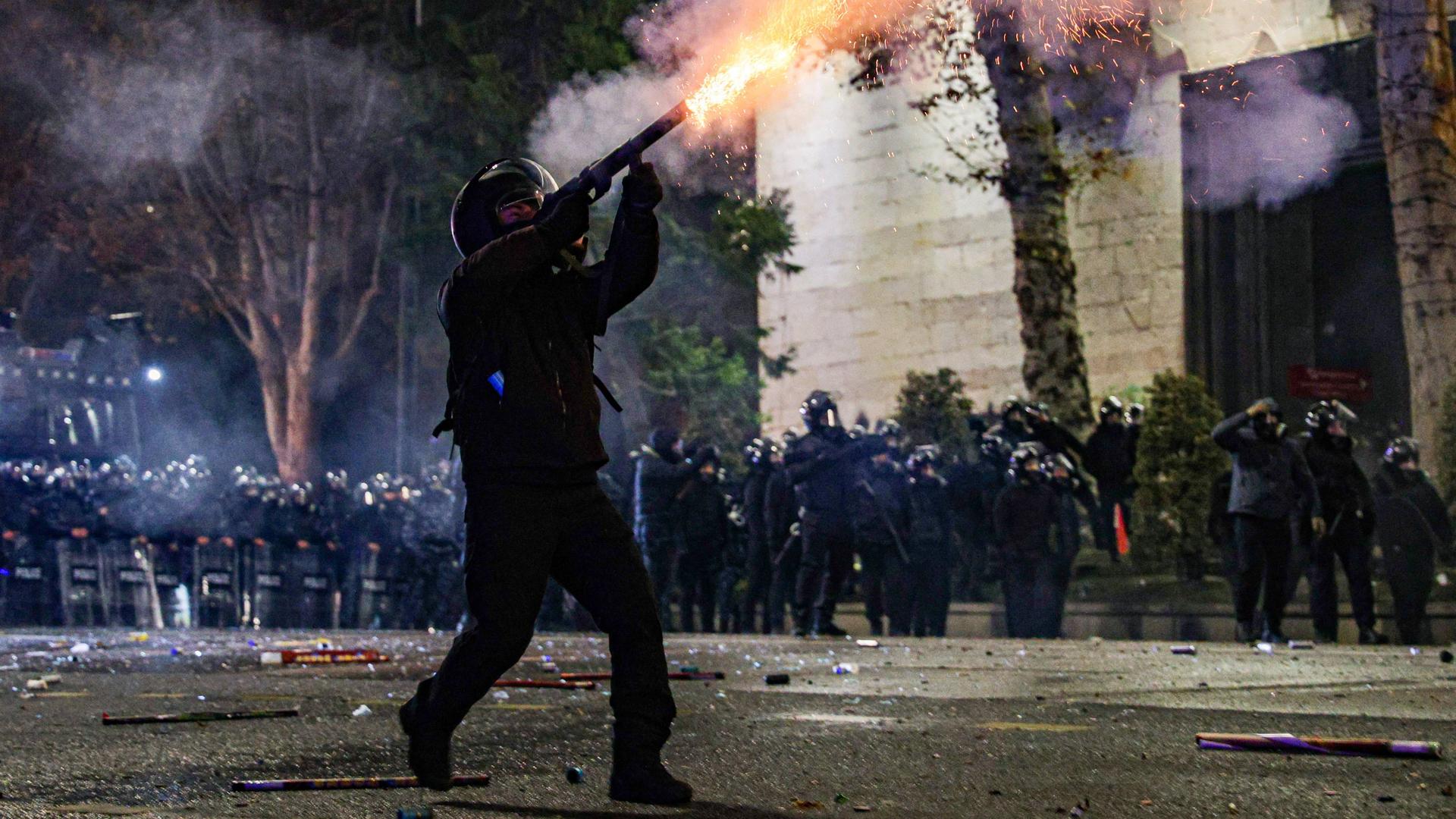 Bei Protesten in Georgien wird ein Feuerwerkskörper abgeschossen.