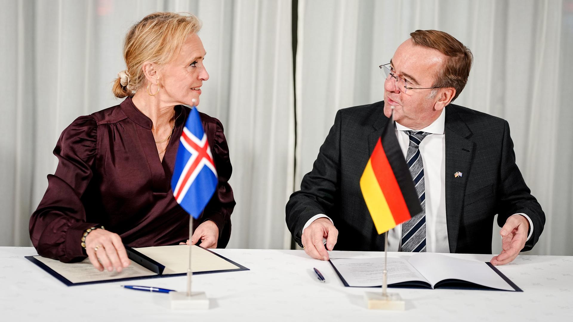 Bundesverteidigungsminister Pistorius und Islands Außenministerin Gunnarsdóttir unterzeichnen in Reykjavík eine Absichtserklärung.