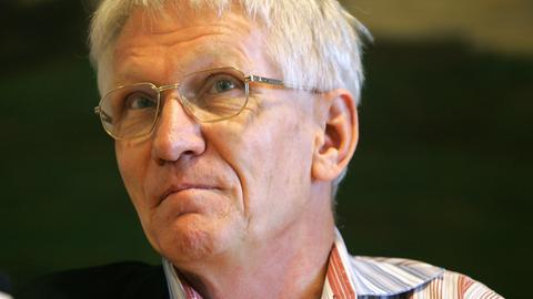 Der Osteuropa-Historiker Wolfgang Eichwede blickt nachdenklich zur Seite.