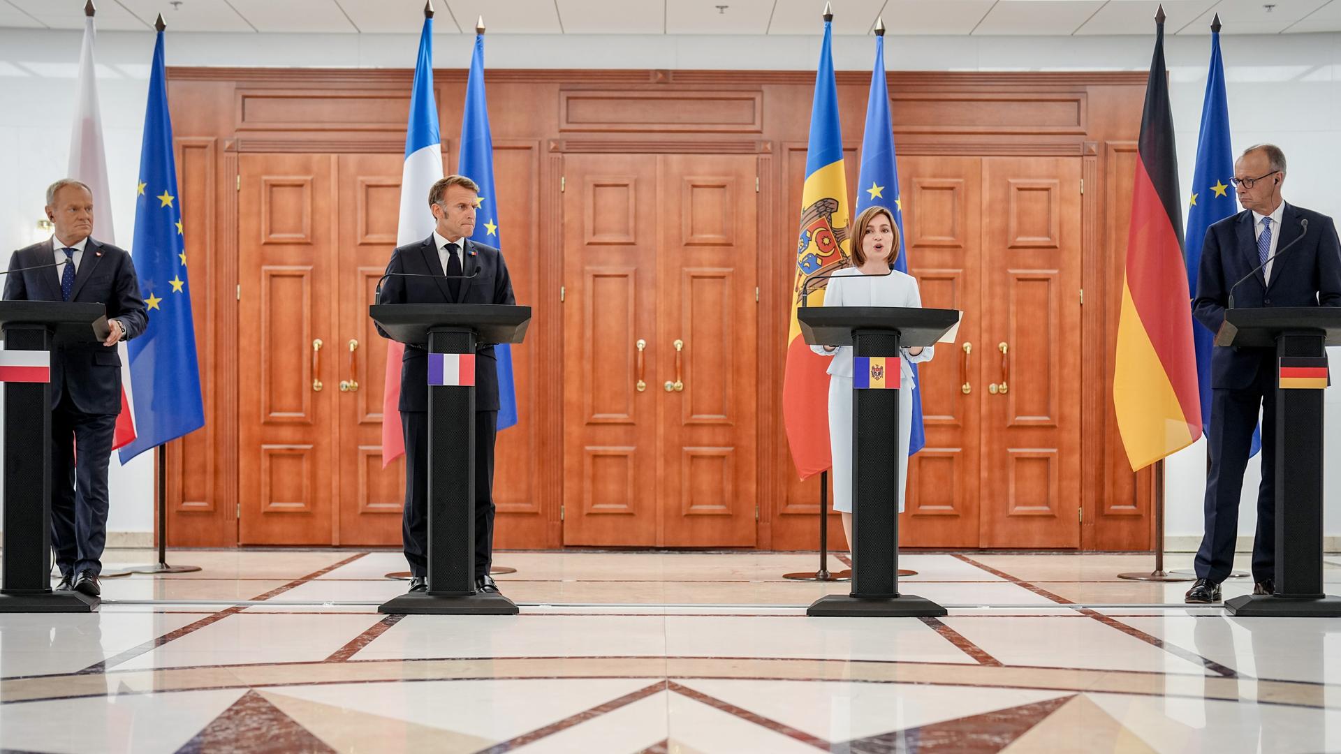 Chisinau: Polens Ministerpräsident Tusk (l-r), Frankreichs Präsident Macron, Maia Sandu, Präsidentin der Republik Moldau, und Bundeskanzler Friedrich Merz (CDU) geben im Präsidentenpalast eine Pressekonferenz. Chisinau: Polens Ministerpräsident Tusk (l-r), Frankreichs Präsident Macron, Maia Sandu, Präsidentin der Republik Moldau, und Bundeskanzler Friedrich Merz (CDU) geben im Präsidentenpalast eine Pressekonferenz.