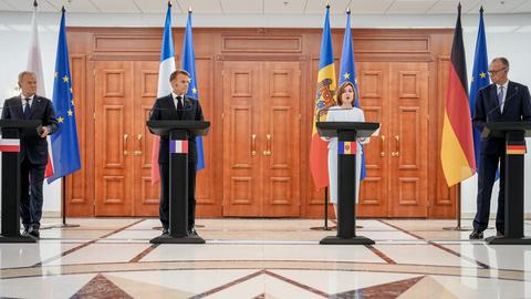 Chisinau: Polens Ministerpräsident Tusk (l-r), Frankreichs Präsident Macron, Maia Sandu, Präsidentin der Republik Moldau, und Bundeskanzler Friedrich Merz (CDU) geben im Präsidentenpalast eine Pressekonferenz. 
